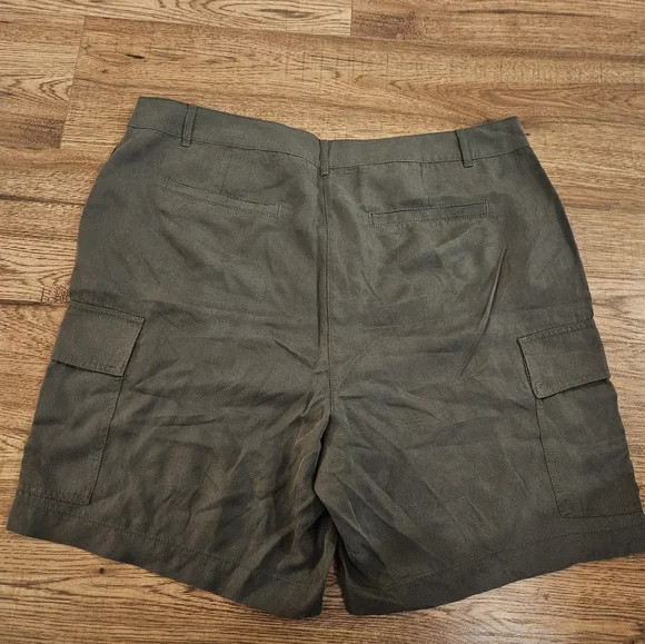 Green cargo Shorts Womens size 18 plus size  Outdoors pockets NWT high waisted - Picture 4 of 5